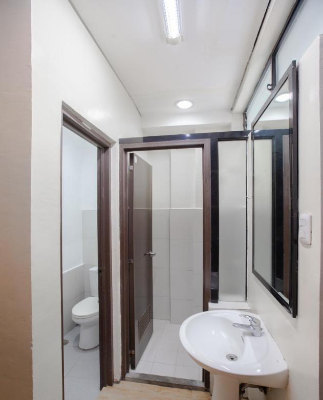 Monchere Dormitory Manila Bagian luar foto