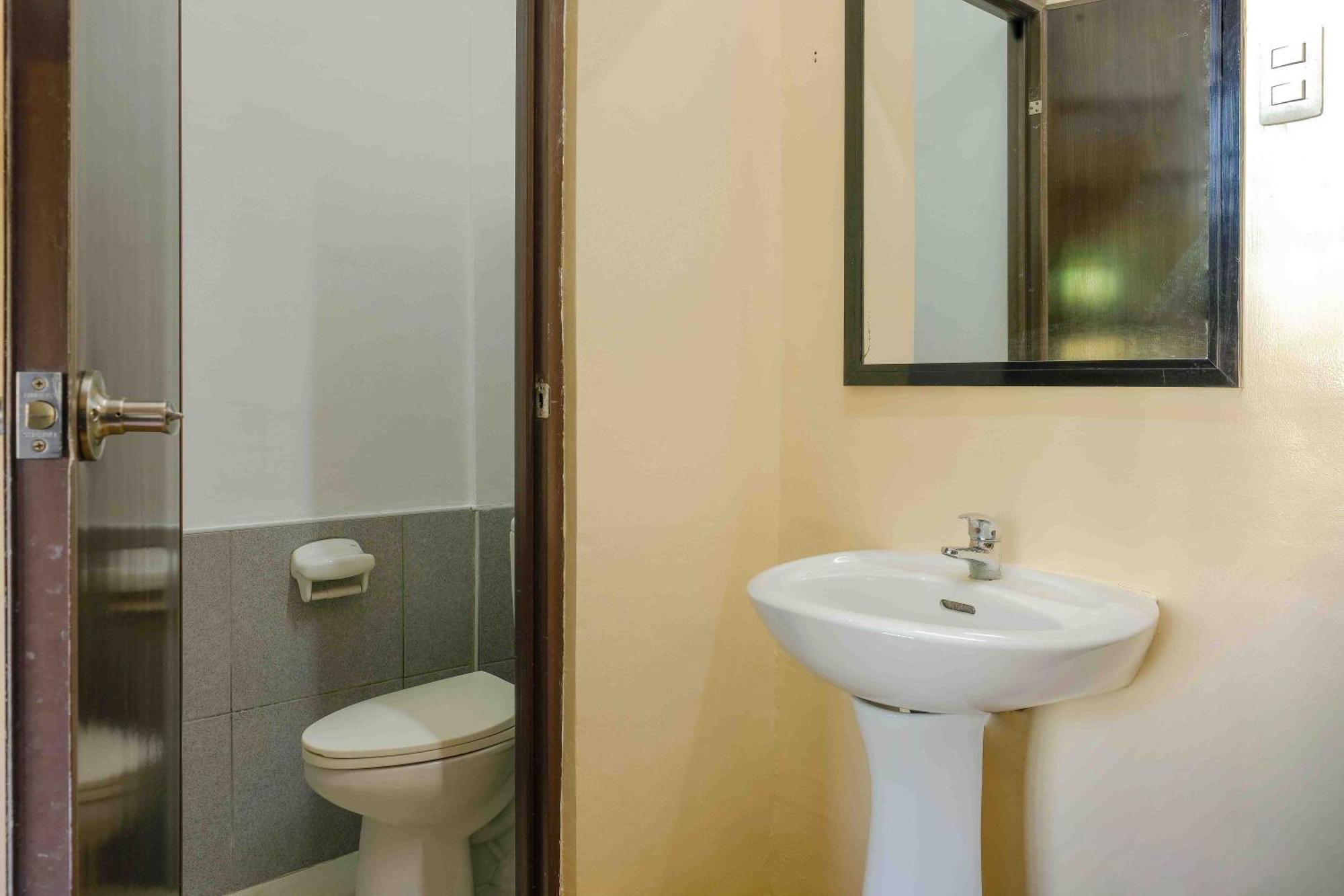 Monchere Dormitory Manila Bagian luar foto
